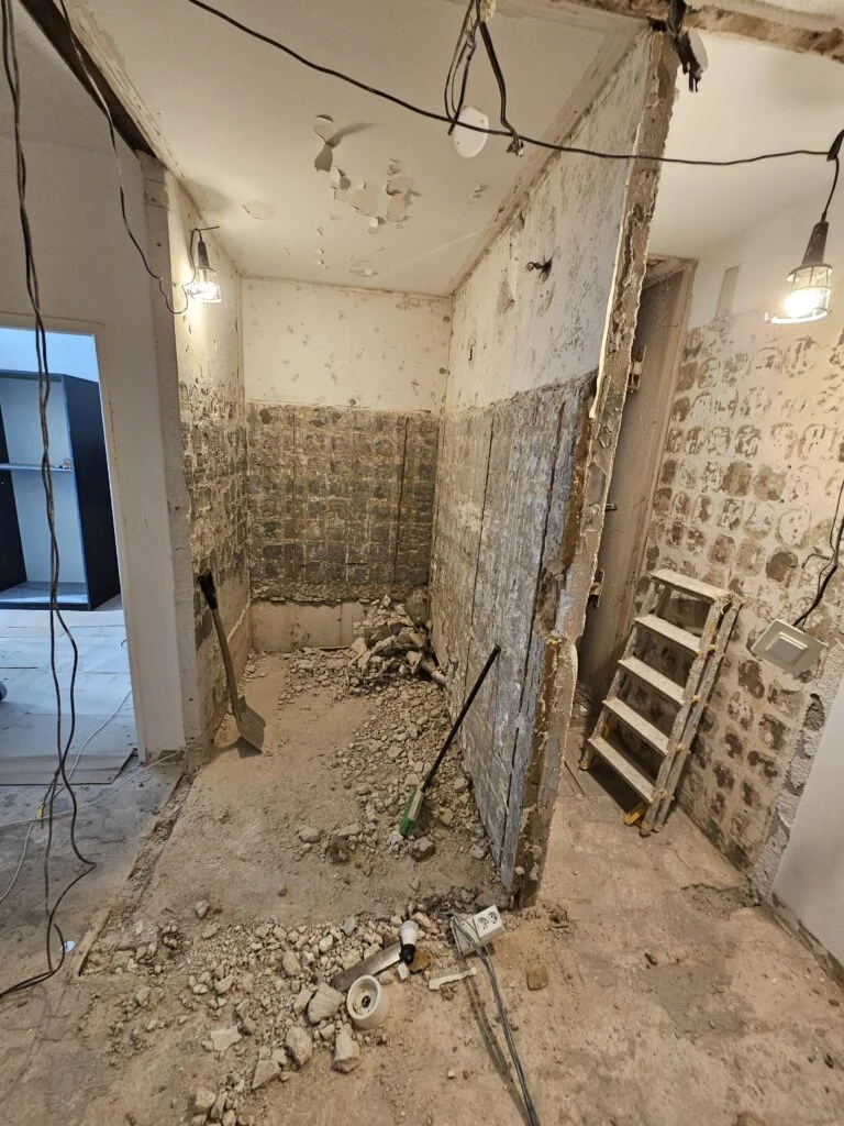 Bourací práce během rekonstrukce koupelny