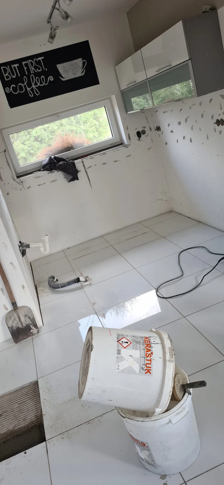Bílá kuchyňská linka po rekonstrukci