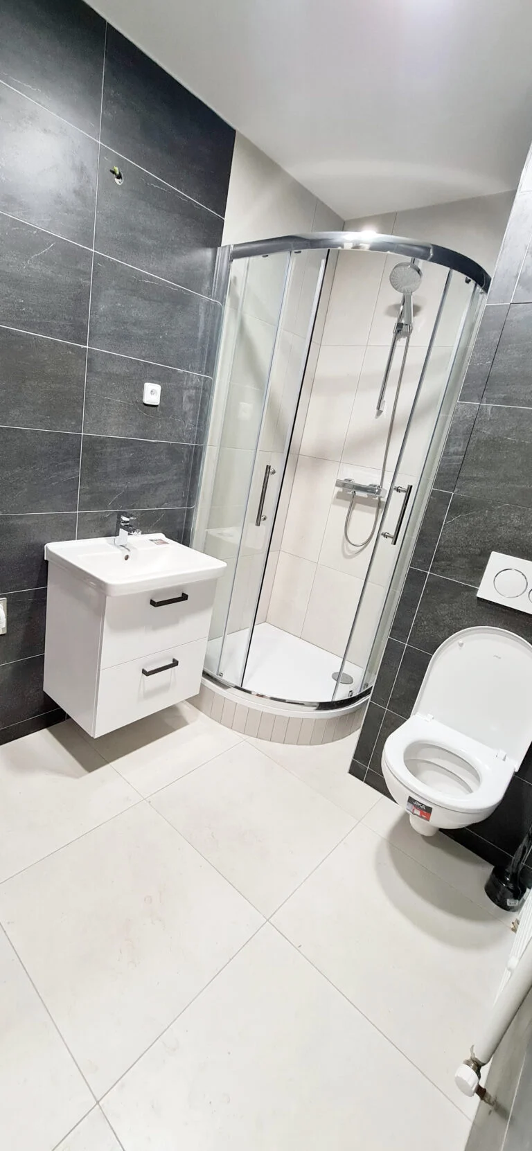 Rekonstrukce koupelny se sprchovým koutem a WC