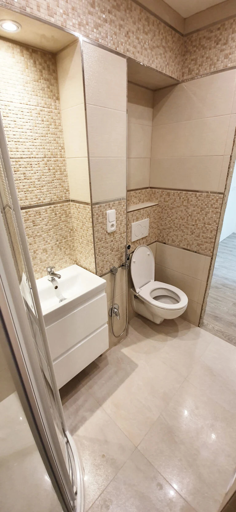 Koupelna s umyvadlem a WC