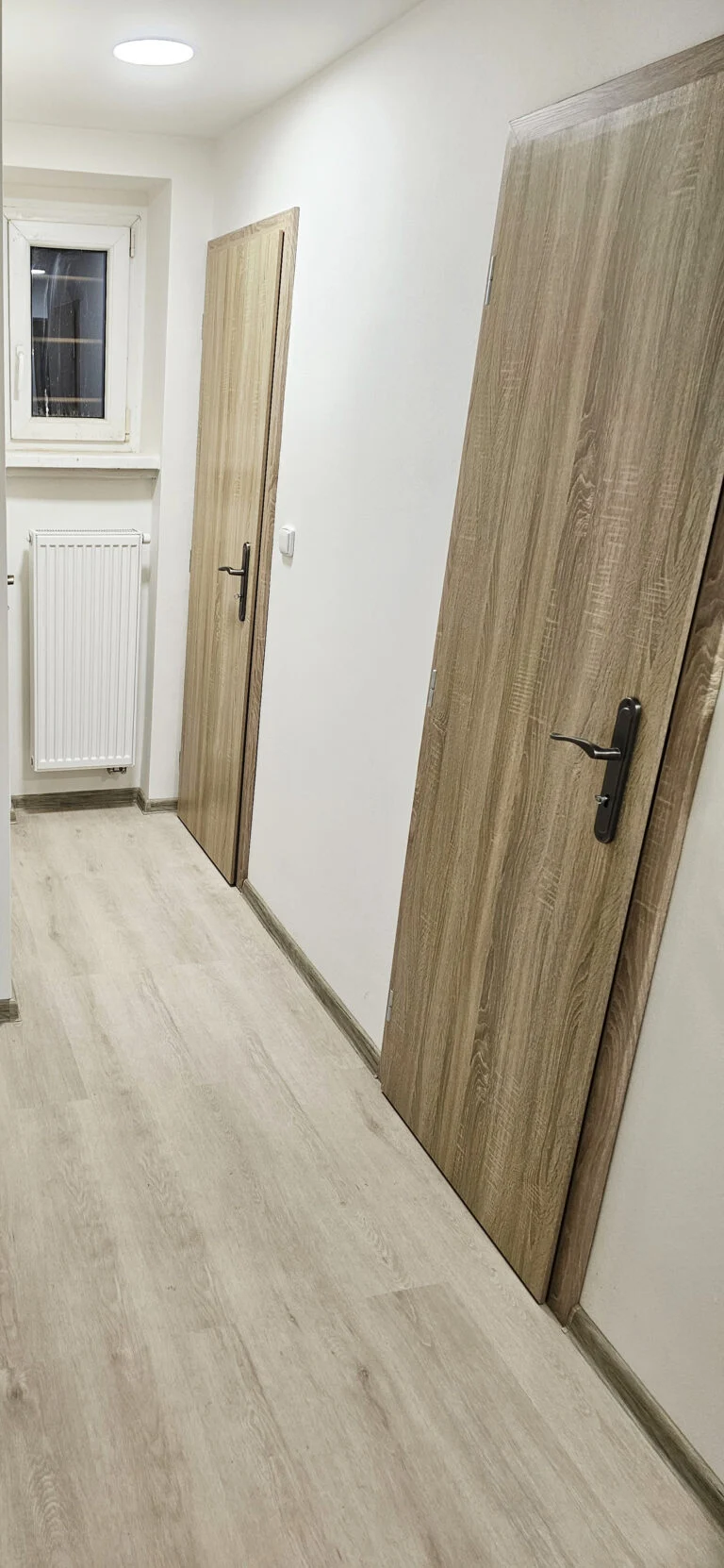 Dokončená chodba se světlou podlahou