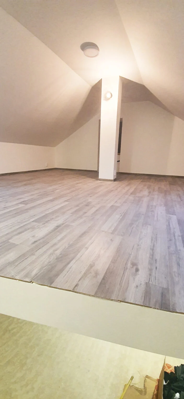 Dokončená podkrovní místnost se světlou podlahou