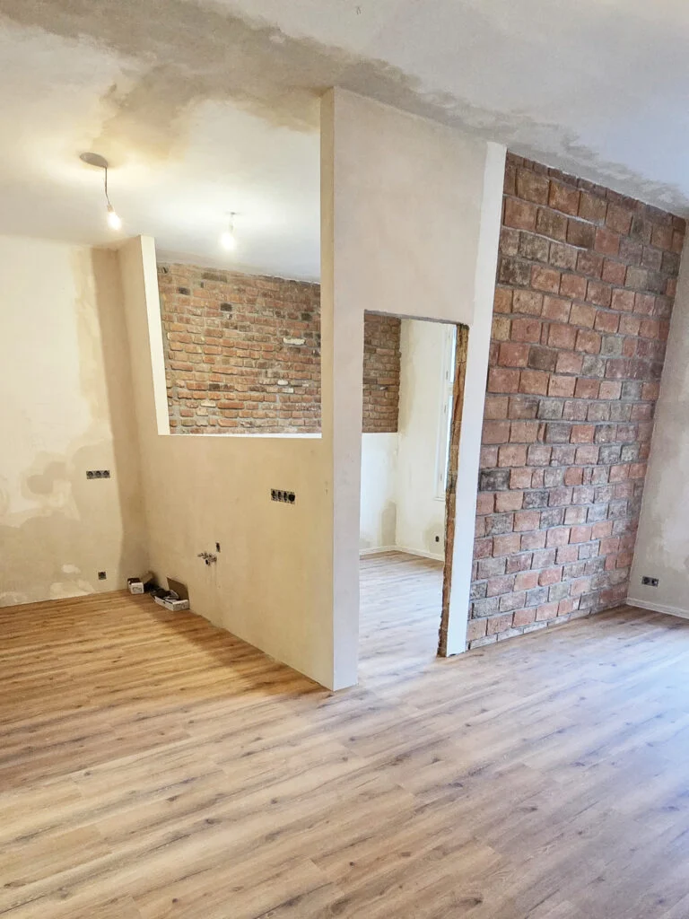 Dokončená podkrovní koupelna s vanou