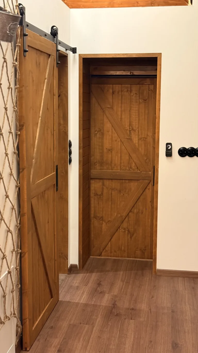 Dokončená předsíň s dřevěnými dveřmi